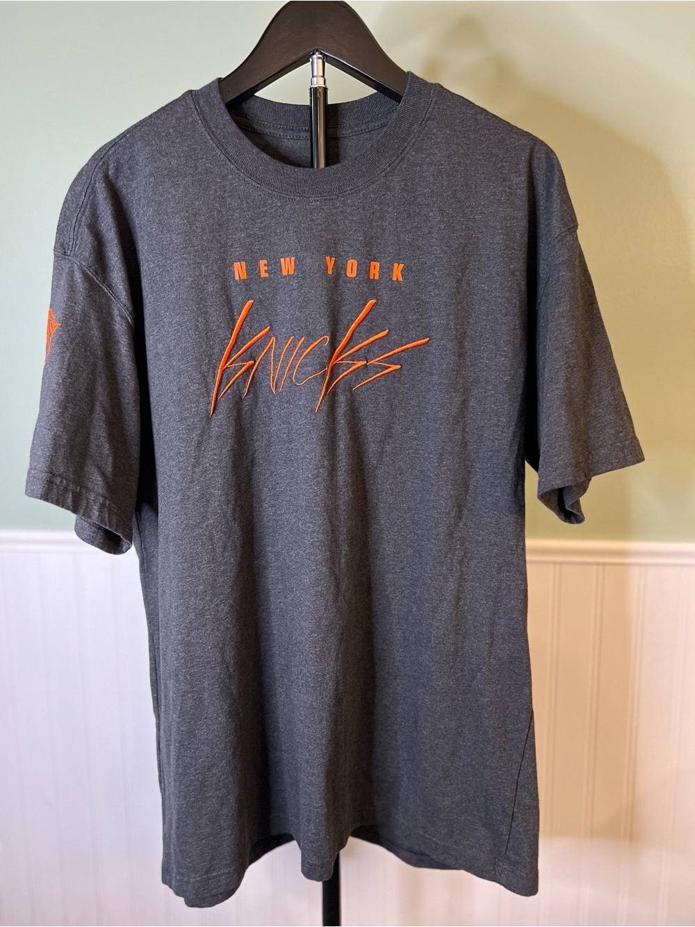 Nike New York Knicks Gray Short Sleeve Cotton Tee with Orange Logo. Size M